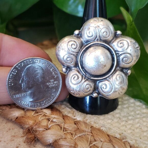 🔴 Large Flower Statement Ring - Picture 5 of 5